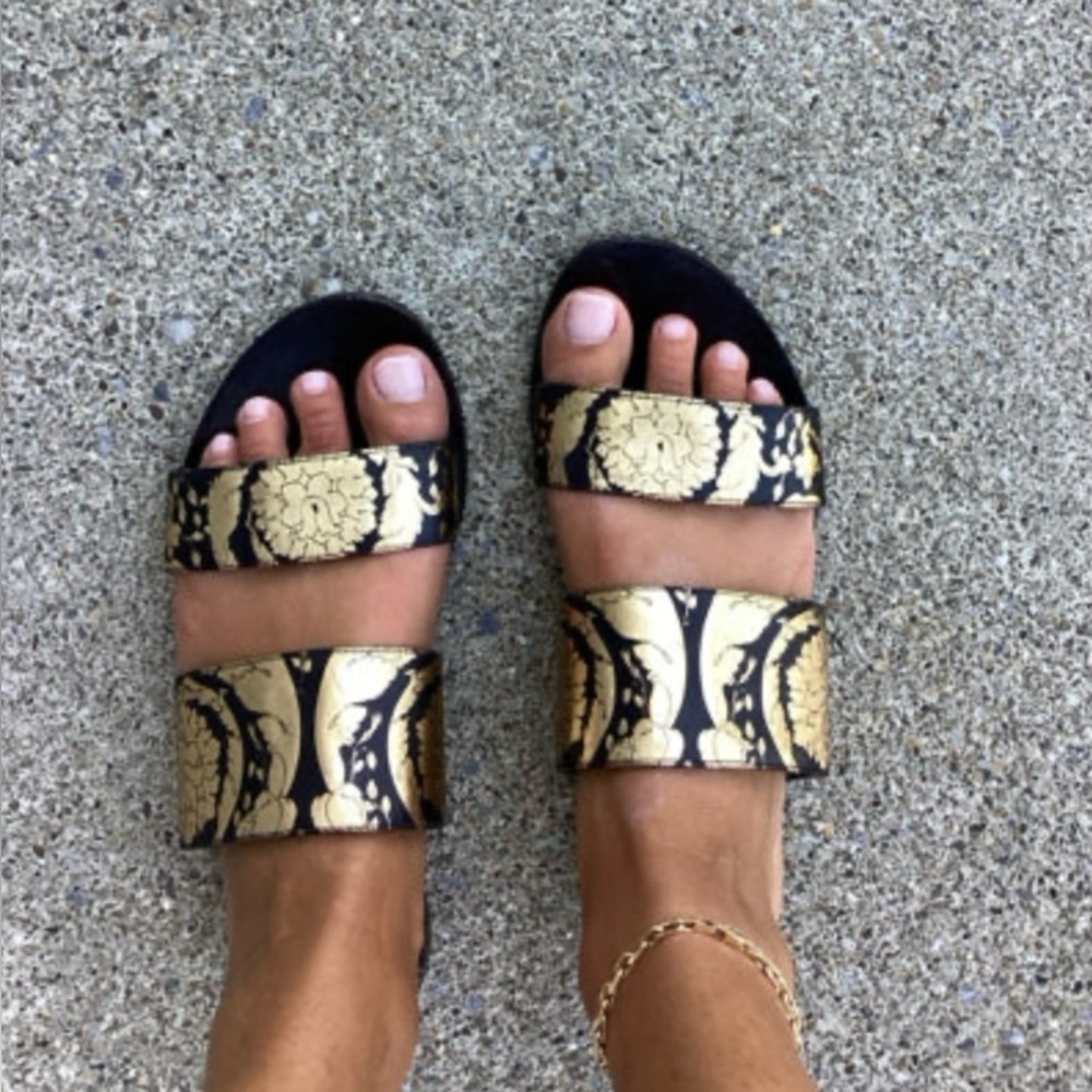 Pre Owned VERSACE SZ 37 BLACK/GOLD SANDAL